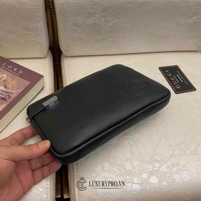Clutch Gucci nam màu đen da sần logo nổi vi gucci nam 2