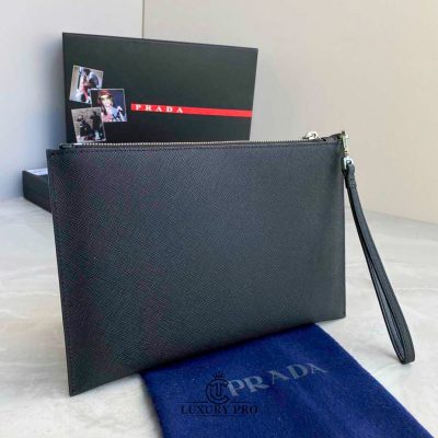 Clutch nam Prada màu đen logo trắng Replica vi nam prada 1 1