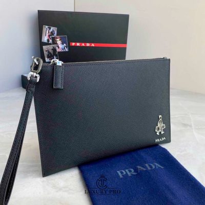 Clutch nam Prada màu đen logo trắng Replica vi nam prada 10