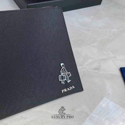Clutch nam Prada màu đen logo trắng Replica vi nam prada 3 1