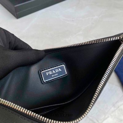 Clutch nam Prada màu đen logo trắng Replica vi nam prada 5 1