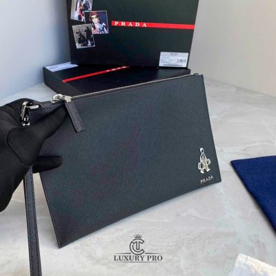 Clutch nam Prada màu đen logo trắng Replica vi nam prada 6 1