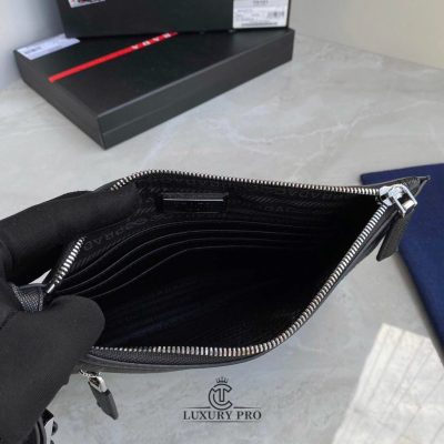 Clutch Prada đen phối khóa zip kim loại vi nam prada 6