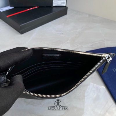 Clutch nam Prada màu đen logo trắng Replica vi nam prada 7 1