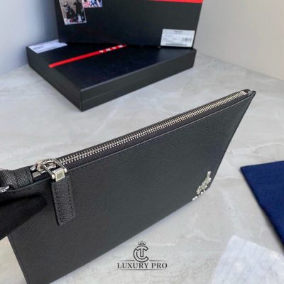 Clutch nam Prada màu đen logo trắng Replica vi nam prada 8 1