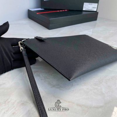 Clutch nam Prada màu đen logo trắng Replica vi nam prada 9 1