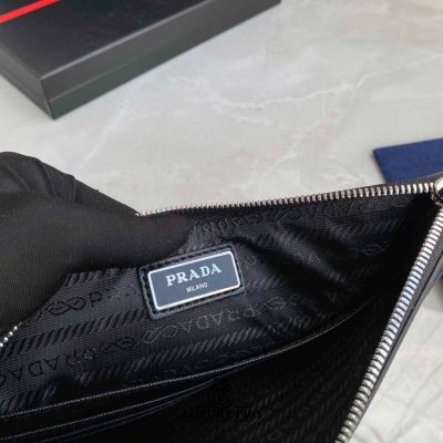 Clutch Prada đen phối khóa zip kim loại vi nam prada 9