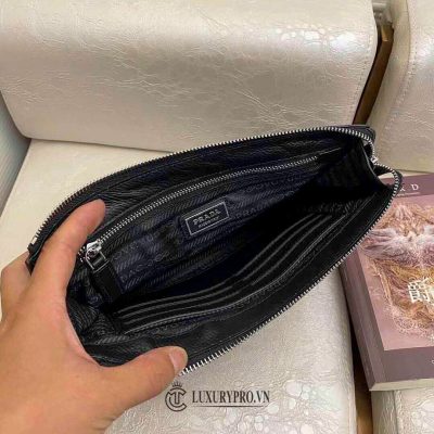 Clutch Prada màu đen da sần logo kim loại vi prada nam 2 2