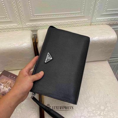 Clutch Prada màu đen da sần logo kim loại vi prada nam 3 2