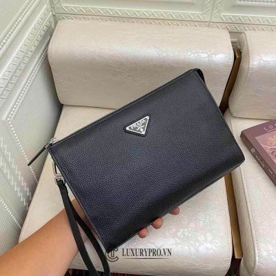 Clutch Prada màu đen da sần logo kim loại vi prada nam 4 2
