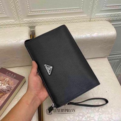 Clutch Prada màu đen da sần logo kim loại vi prada nam 6 2