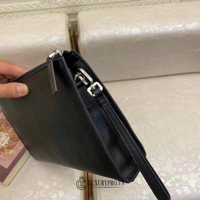 Clutch Prada màu đen da sần logo kim loại vi prada nam 7 2