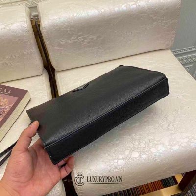 Clutch Prada màu đen da sần logo kim loại vi prada nam 8 2