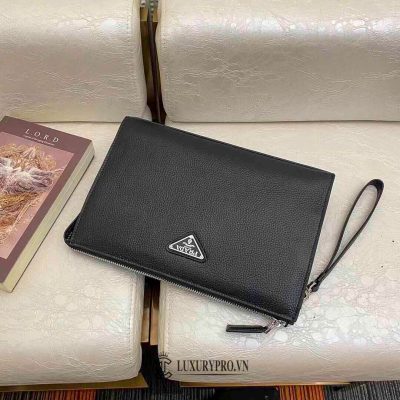 Clutch Prada màu đen da sần logo kim loại vi prada nam 9 2