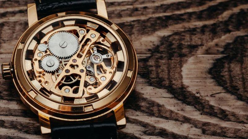 Các linh kiện trong đồng hồ cơ được sắp xếp kỹ càng đến từng khớp nối (Ảnh: Internet)