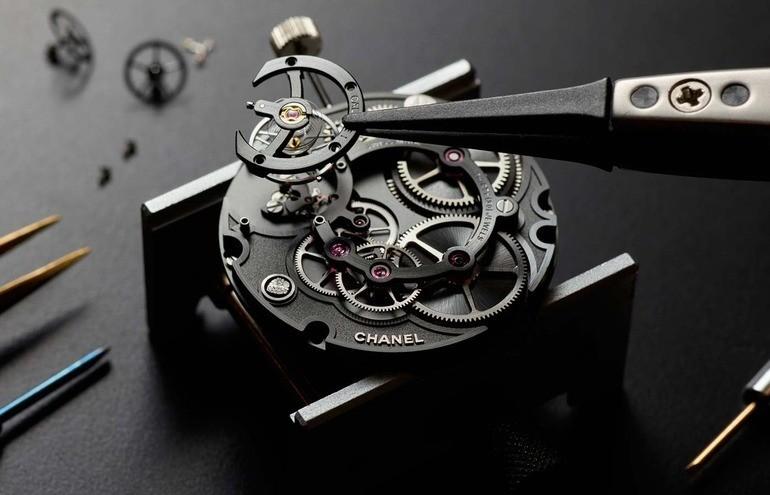 Bộ máy linh kiện bên trong đồng hồ cơ được chế tác rất tinh xảo (Ảnh: Internet)