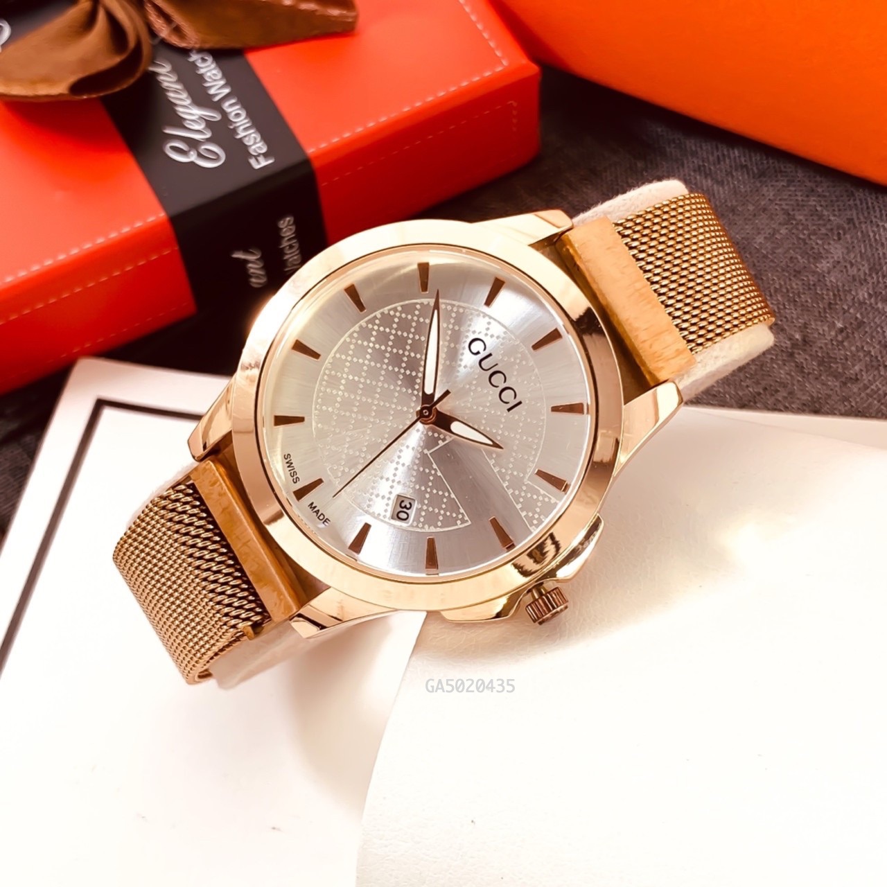 Gucci là thương hiệu của nước nào? Và điều tạo nên tên tuổi Gucci. Đồng hồ Gucci chính hãng luôn có dòng chữ Swiss Made ở góc 6 giờ