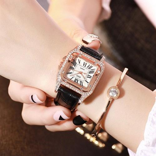 Đồng hồ nữ mặt vuông đính đá được nhiều tín đồ đam mê thời trang tin dùng. Ảnh: Shopee