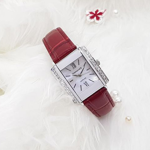Đồng hồ nữ mặt vuông đính đá Diamond D DM3645B5R. Ảnh: stdh.vn