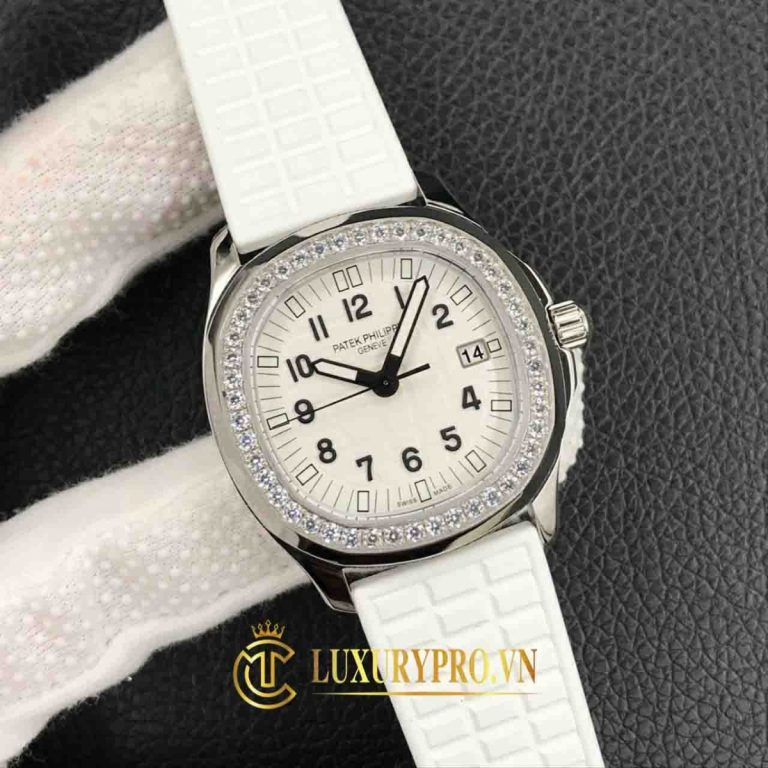 Đồng hồ nữ mặt vuông Patek Philippe Aquanaut Geneve Quartz 5067A-024 với đai trắng thanh khiết. Ảnh: WatchCharts