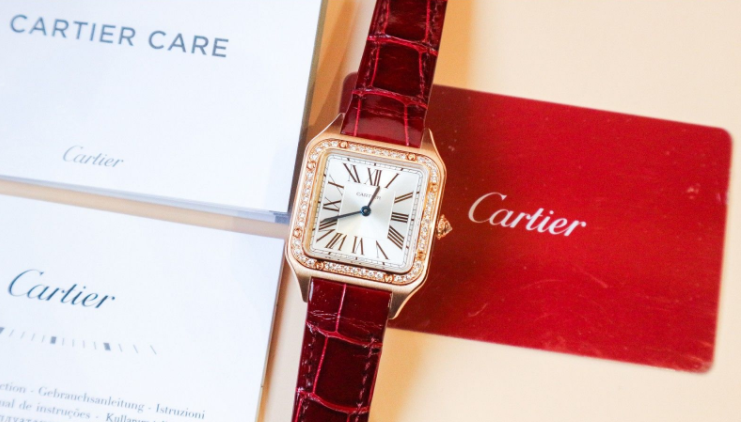 Đồng hồ nữ mặt vuông đính đá Cartier Santos WJSA0017. Ảnh: LikeWatch