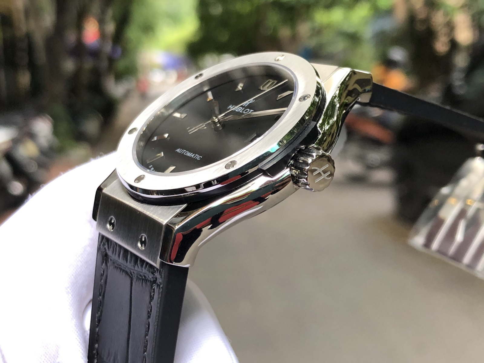 Sự tinh tế của Hublot Fake được thể hiện qua bề mặt kính (nguồn internet)