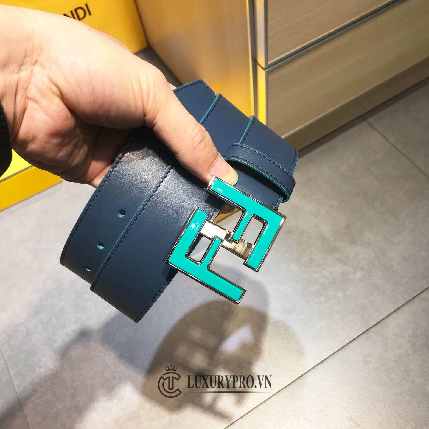 Thắt lưng Fendi nam mặt xanh dây da trơn hàng hiệu siêu cấp Thắt lưng Fendi nam mặt xanh dây da trơn hàng hiệu siêu cấp