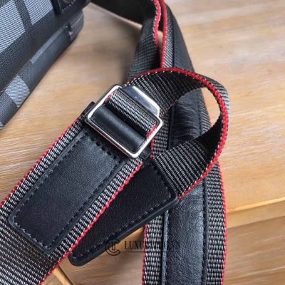 tui deo cheo burberry 4