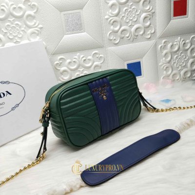 tui deo cheo prada 1 1