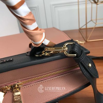 tui xach nu prada 2 4