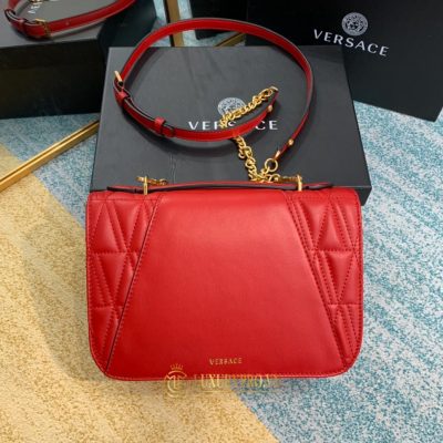 tui deo cheo nu versace 1 4