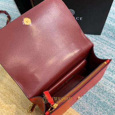 tui deo cheo nu versace 6 8