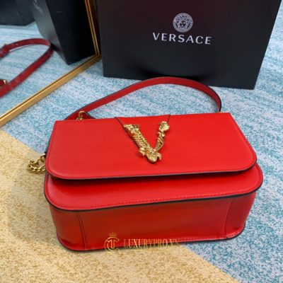 tui deo cheo nu versace 7 8