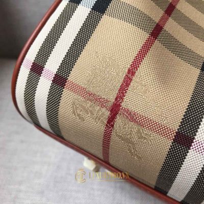 tui xach burberry 2