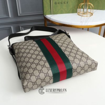 tui deo cheo gucci nam 2