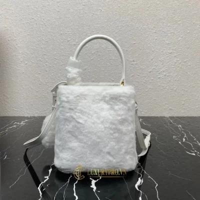 tui xach prada milano 3 4