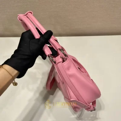 tui deo cheo nu prada 1 4