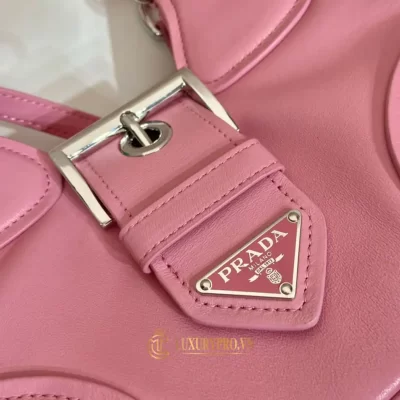 tui deo cheo nu prada 3 4