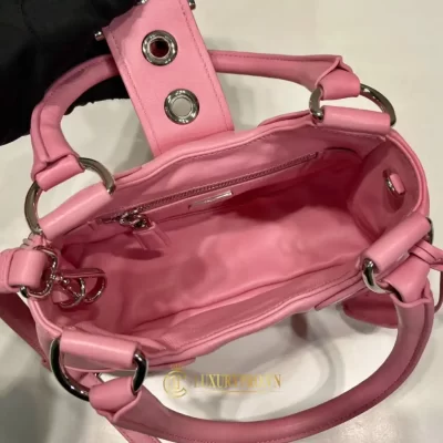 tui deo cheo nu prada 4 4