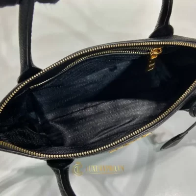 tui deo cheo prada gia re 1