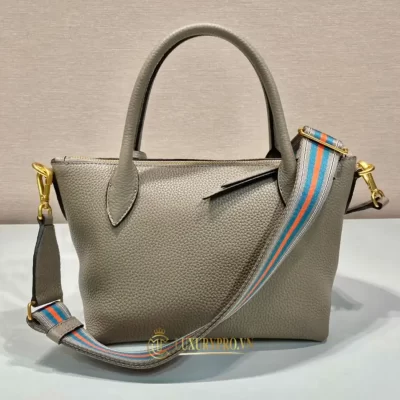 tui deo cheo prada gia re 7 2