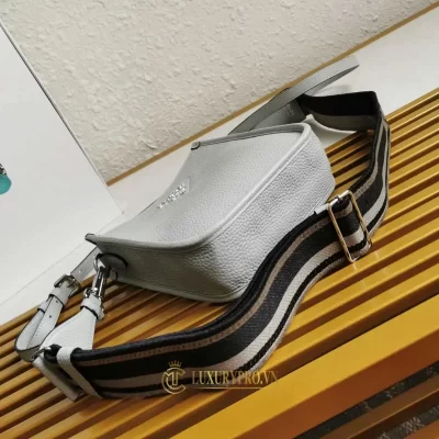 tui deo cheo prada nu 2 6