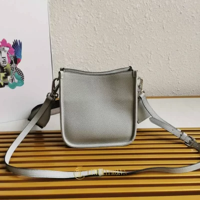 tui deo cheo prada nu 3 6