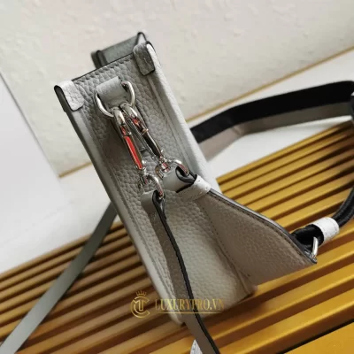 tui deo cheo prada nu 5 6