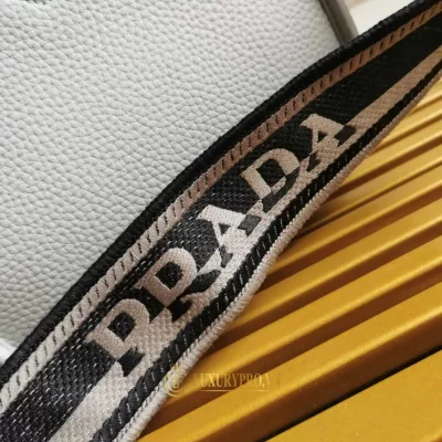 tui deo cheo prada nu 6 6