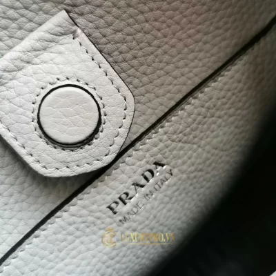 tui deo cheo prada nu 8 5